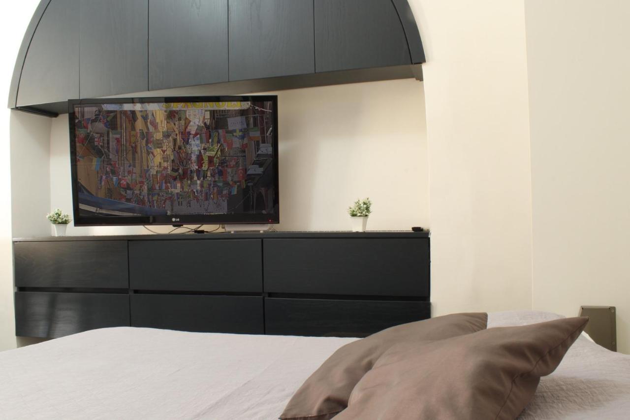 O' Vascio Street Apartment Napoli Bagian luar foto
